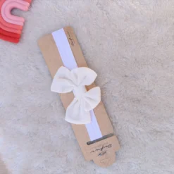 Serre-tête noeud en lin : douceur et féminité