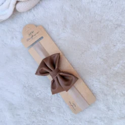 Serre-tête en noeud papillon: douceur et féminité