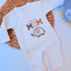 Grenouillère i love my mom : douceur et tendresse pour bébé