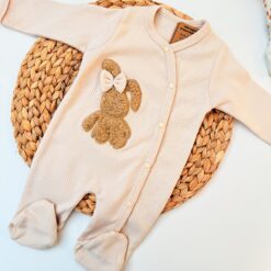Grenouillère Coton Écru Lapin 3D – Douceur, Confort & Nœud Personnalisé