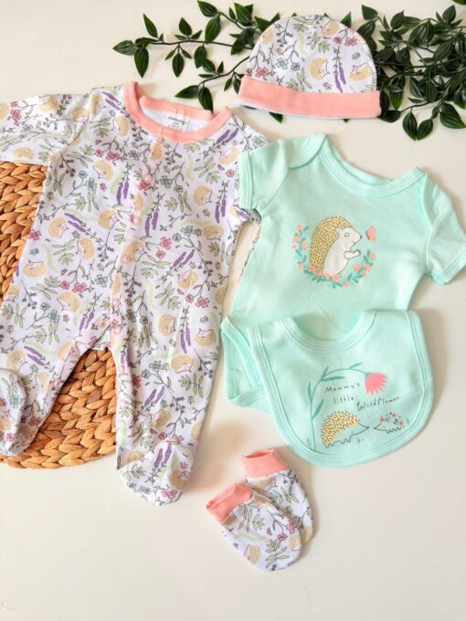 Ensemble Clinique Bébé Fleuri - 5 Pièces Coton Soft Titre : Ensemble Clinique Bébé Fille Fleuri – Coton Soft, Hyper Mignon : Grenouillère, Body, Moufles, Bonnet, Bavoir Description Courte : Accueillez bébé à la clinique avec cet ensemble fleuri hyper mignon en coton soft. Ce pack complet (grenouillère, body, moufles, bonnet, bavoir) assure un confort douillet pour ses premiers instants. Description Longue : Préparez l'arrivée de votre petite princesse avec cet adorable ensemble clinique, conçu pour envelopper votre bébé de douceur et de charme dès ses premiers instants. Chaque pièce de ce set est confectionnée en coton soft (doux), garantissant un contact délicat et respectueux pour sa peau ultra-sensible. Les motifs fleuris hyper mignons ajoutent une touche de poésie et de gaieté, rendant ce moment encore plus spécial. Ce pack complet est idéal pour la valise de maternité, offrant tous les essentiels pour habiller bébé avec amour et praticité dès son arrivée à la clinique. Caractéristiques du Produit : Matière : Fabriqué en coton soft (doux), sélectionné pour sa douceur exceptionnelle, sa respirabilité et son caractère hypoallergénique, idéal pour la peau fragile des nouveau-nés. Composition du Pack (5 pièces) : Grenouillère : La pièce maîtresse pour un confort complet nuit et jour. Body : Indispensable comme première couche, assurant chaleur et maintien. Moufles : Protègent les petites mains des griffures involontaires. Bonnet : Maintient la tête de bébé bien au chaud et protégée. Bavoir : Pratique pour les repas et les petites régurgitations. Design : Orné de motifs fleuris hyper mignons et délicats, apportant une touche de tendresse et de féminité à l'ensemble. Confort Optimal : La douceur du coton et les coupes pensées pour bébé garantissent une liberté de mouvement et un bien-être constant. Idéal Clinique/Naissance : Ce pack est parfait pour la première tenue de bébé à la maternité, offrant une tenue complète et harmonieuse pour les moments clés de l'accueil. Praticité : Les vêtements sont conçus avec des ouvertures faciles (boutons-pression par exemple) pour simplifier l'habillage et le change. Qualité : Confectionné avec soin, l'ensemble est conçu pour résister aux lavages fréquents, conservant sa douceur et l'éclat de ses motifs.